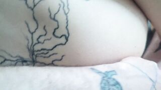 Er steckt einfach seinen fetten Schwanz in meinen Arsch und ich liebe es