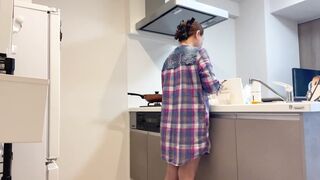 A masochistic wife whose hobby is SM breaking in sex with her wife who is cooking in the kitchen