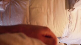 Seeing her naked on the bed, i didn’t let her finish the book - Amazing Amateur Creampie Sex